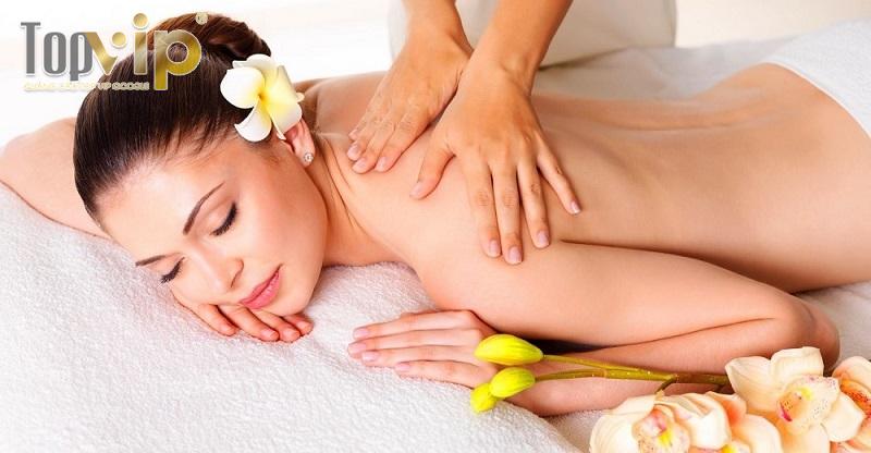 Massage với tinh dầu được các chị em phụ nữ ưa chuộng nhiều.