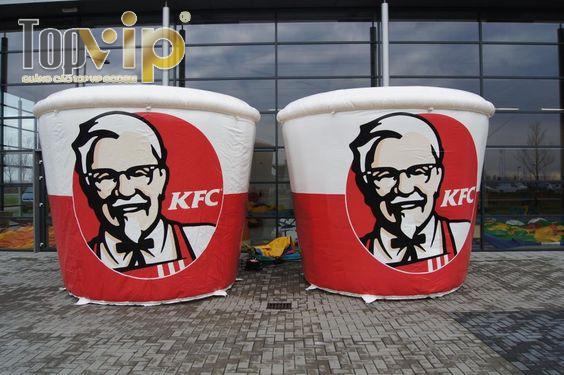 Mascot marketing cho thương hiệu gà rán KFC nổi tiếng.