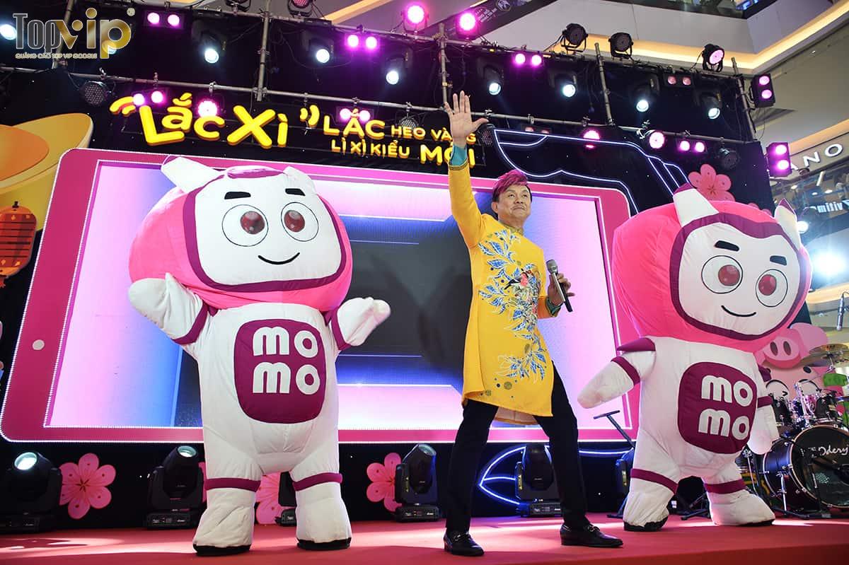 Mascot Momo xuất hiện tại các sự kiện đặc biệt.