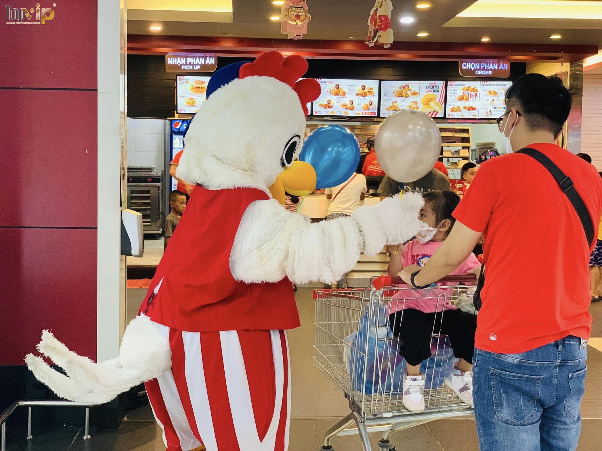 Linh vật quảng cáo cho thương hiệu gà rán KFC.