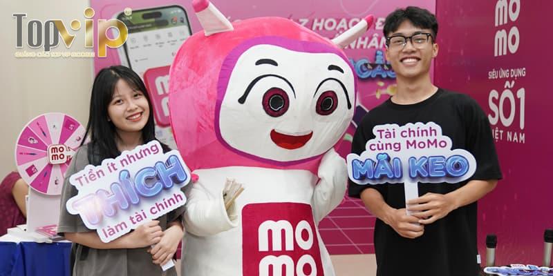 Mascot Momo xuất hiện ở đa số các sự kiện của nhãn hàng.