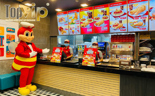 Mẫu linh vật quảng bá cho cửa hàng gà rán Jollibee.