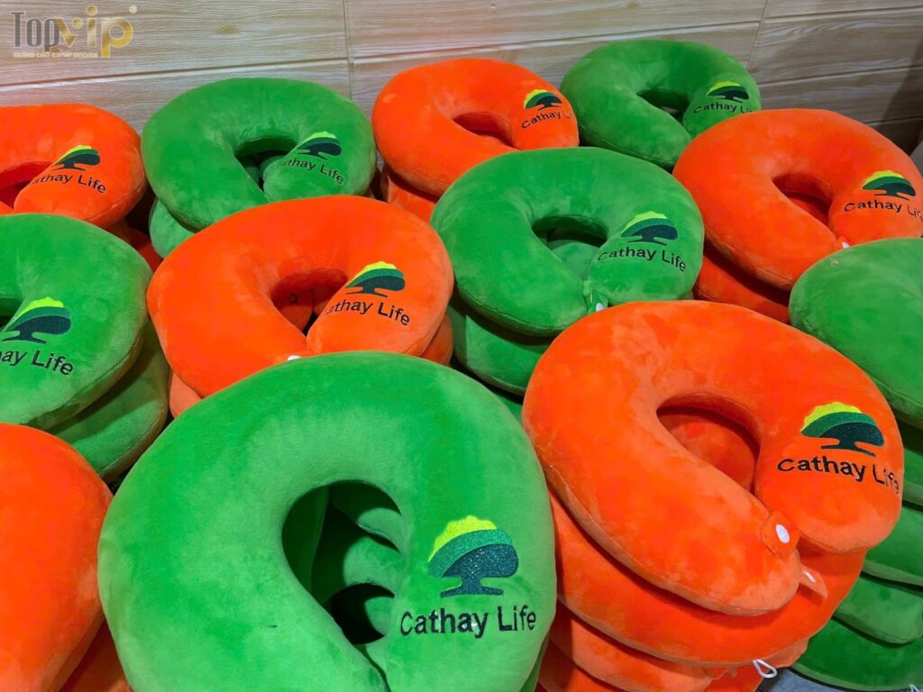Đặt may gối chữ U quảng cáo in thêu theo yêu cầu