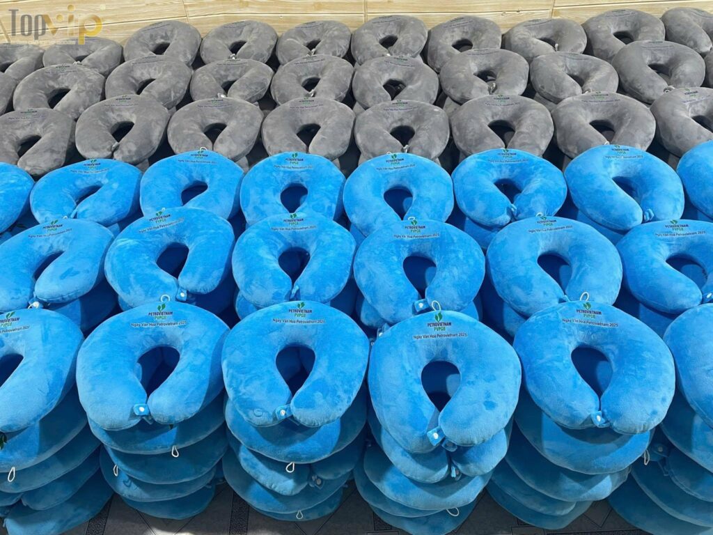 Đặt may gối chữ U quảng cáo in thêu theo yêu cầu